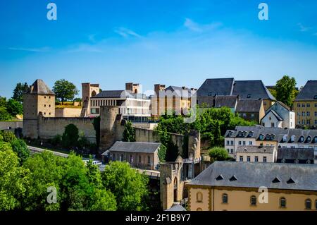 Luxemburg Stadt, Luxemburg - 16. Juli 2019: Altstadt von Luxemburg Stadt mit typischen Gebäuden und Burgmauern Stockfoto