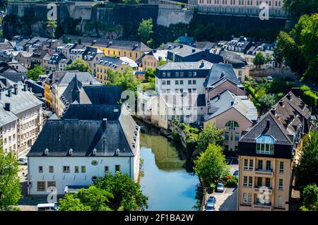 Luxemburg Stadt, Luxemburg - 16. Juli 2019: Luftaufnahme des Flusses Alzette und typische alte Häuser in der Altstadt von Luxemburg Stadt Stockfoto