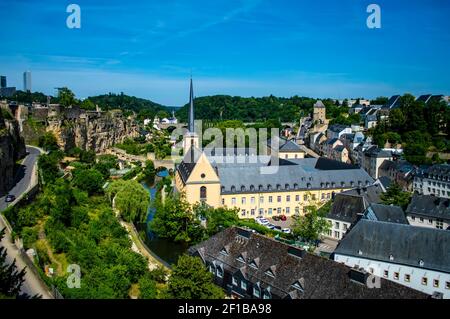 Luxemburg Stadt, Luxemburg - 16. Juli 2019: Alzetter Fluss und landschaftlich schöne Aussicht auf die Altstadt von Luxemburg Stadt Stockfoto