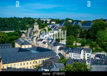 Luxemburg-Stadt, Luxemburg - 16. Juli 2019: Typische traditionelle Gebäude mit grauen Häusern in der Altstadt von Luxemburg-Stadt Stockfoto