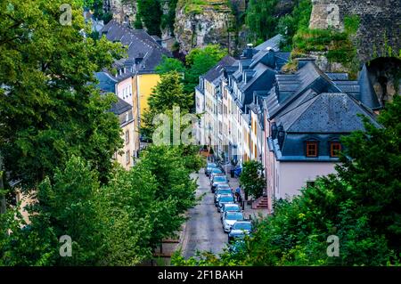 Luxemburg Stadt, Luxemburg - 16. Juli 2019: Eine schmale Straße mit typischen Gebäuden in der Altstadt von Luxemburg Stadt in Europa Stockfoto