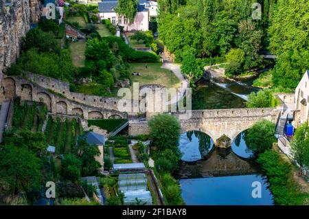 Luxemburg Stadt, Luxemburg - 16. Juli 2019: Alte Befestigungsmauern in der Altstadt von Luxemburg Stadt in Europa Stockfoto