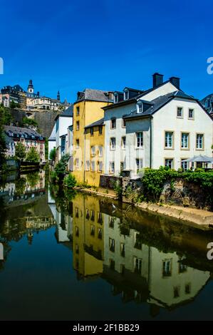 Luxemburg Stadt, Luxemburg - 16. Juli 2019: Blick auf die Gebäude in der Alzette Fluss in der Altstadt von Luxemburg Stadt in Europa reflektiert Stockfoto