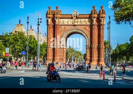 Barcelona, Spanien - 25. Juli 2019: Arc de Triomf oder Triumphbogen von Barcelona in Katalonien, Spanien Stockfoto