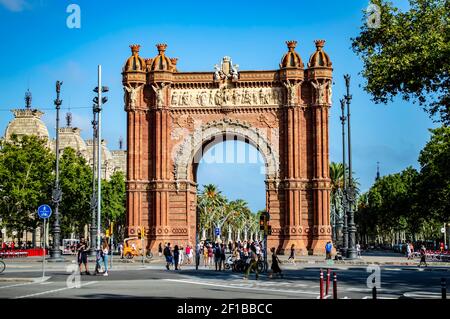 Barcelona, Spanien - 25. Juli 2019: Touristen und Einheimische gehen durch den Triumphbogen von Barcelona in Spanien Stockfoto