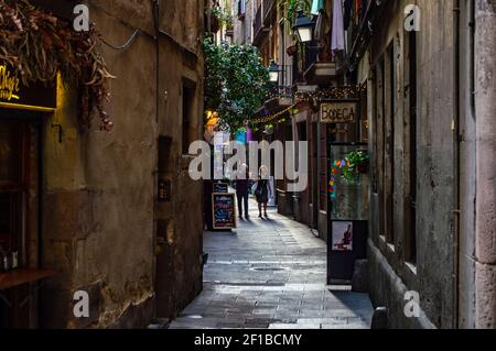 Barcelona, Spanien - 25. Juli 2019: Lebhafte Straße mit Lichtern, Cafés und Geschäften im römischen Viertel der Stadt Barcelona, Spanien Stockfoto