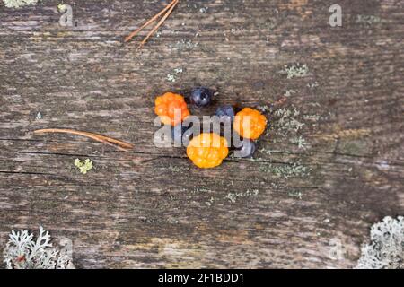 Draufsicht auf orange Moltebeere auf dem Holzhintergrund. Leckere Öko-Gerichte. Stockfoto