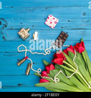 Rote Tulpen auf einem blauen Holzbrett Stockfoto