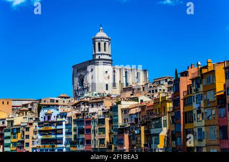 Girona, Spanien - 28. Juli 2019: Bunte Häuser mit Balkonen im jüdischen Viertel Girona, Katalonien, Spanien, mit Blick auf die Kathedrale Santa Maria Stockfoto