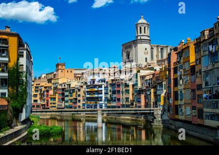 Girona, Spanien - 28. Juli 2019: Kathedrale der Heiligen Maria und farbenfrohe Häuser am Flussufer des jüdischen Viertels in der Stadt Girona, Katalonien, Spanien Stockfoto