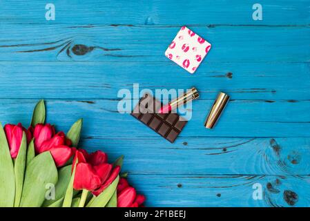 Rote Tulpen auf einem blauen Holzbrett Stockfoto