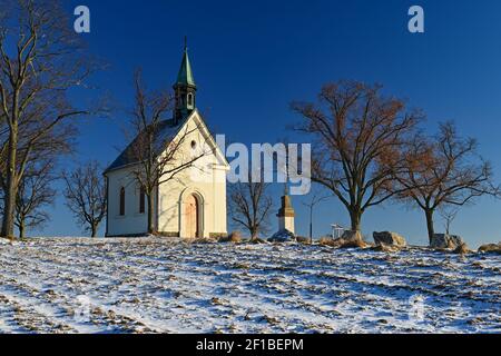 Schöne Winterlandschaft mit Kirche. Sonniger Wintertag. Brünn - Líšeò. Kapelle unserer Lieben Frau von Helfer. Stockfoto