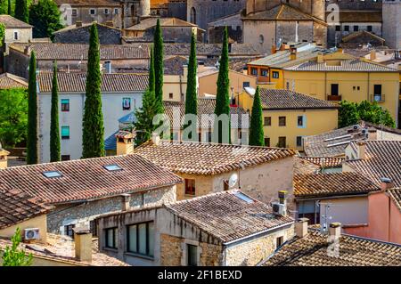 Schöne Ziegeldächer und alte Häuser in der Stadt Girona, Katalonien, Spanien Stockfoto