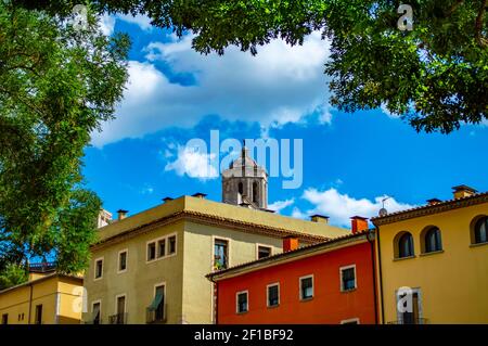 Girona, Spanien - 28. Juli 2019: Bunte Häuser mit kleinen Fenstern in der Stadt Girona in Spanien Stockfoto