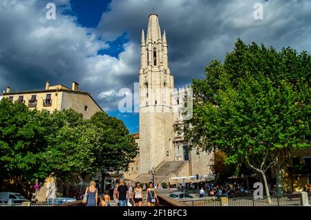 Girona, Spanien - 28. Juli 2019: Gruppen von Touristen zu Fuß in den Straßen der Stadt Girona in Katalonien, Spanien, mit St. Felix Kirche im Bac Stockfoto