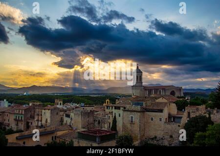 Girona, Spanien - 28. Juli 2019: Stadtbild der Stadt Girona mit der berühmten Kathedrale von Girona bei Sonnenuntergang, Katalonien, Spanien Stockfoto