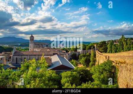 Girona, Spanien - 28. Juli 2019: Landschaftlich reizvolle Stadtansicht der Befestigungsmauern der Stadt Girona und der berühmten Kathedrale der Heiligen Maria von Girona in Katalonien, Spanien Stockfoto