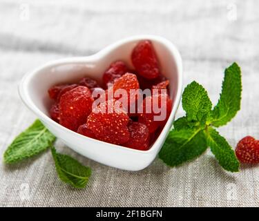 Getrocknete Erdbeeren in Schale auf einem Vintage-Hintergrund Stockfoto