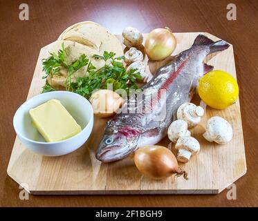 Zutaten zum Kochen gefüllte Fisch Pilze Zwiebelsalat Butter Brot Stockfoto
