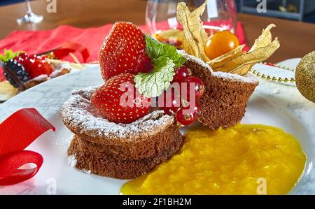 Cupcake mit frischen Beeren Dekoration auf dem Tisch Stockfoto