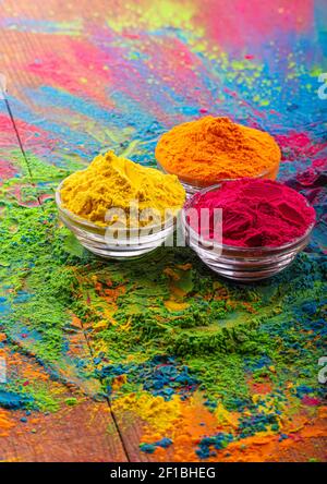 Farbenfrohes traditionelles holi-Pulver in Schüsseln. Frohes holi. Konzept Indian Color Festival namens Holi. Organischer Gulalstaub Stockfoto