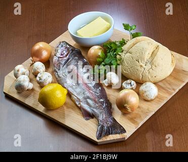 Zutaten zum Kochen gefüllte Fisch Pilze Zwiebelsalat Butter Brot Stockfoto