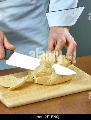 Cook Schnitte Brot zum Kochen gefüllte Fische vollständige Sammlung von Kulinarische Rezepte Stockfoto