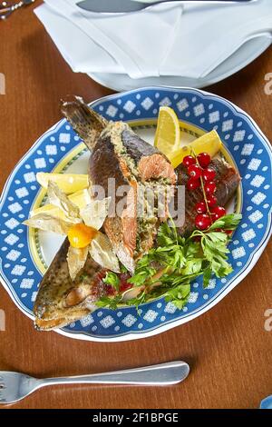 Gebratener gefüllter Fisch auf einer Platte festliches Menü Stockfoto