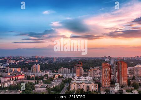 Schöner blauer und rosa Sonnenuntergang über Pechersk Bezirk in Kiew, Ukraine Stockfoto