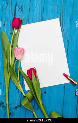 Tulpen auf einem weißen Holzbrett Stockfoto