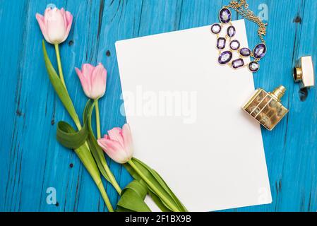 Rosa Tulpen auf einem blauen Holzbrett Stockfoto