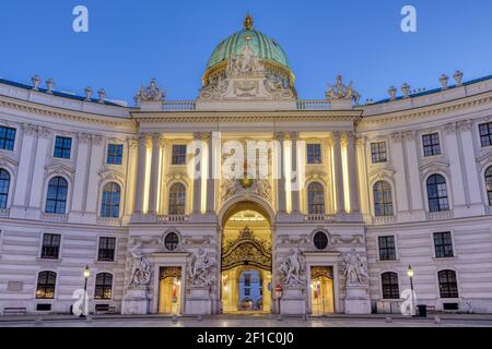 Die berühmte Hofburg in Wien bei Nacht Stockfoto