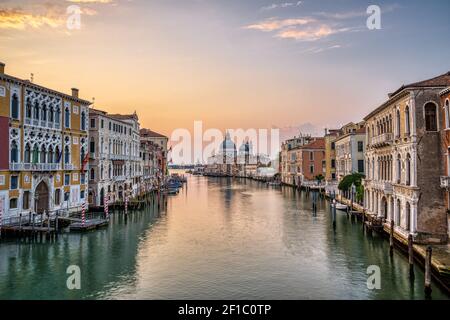 Der berühmte Canal Grande in Venedig, Italien, bei Sonnenaufgang Stockfoto
