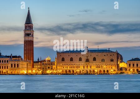 Blick auf den Markusplatz in Venedig nach Sonnenuntergang mit Der berühmte Campanile und der Dogenpalast Stockfoto