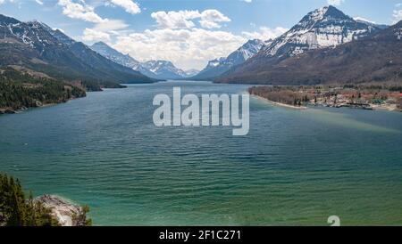 Alpine See umgeben von Bergen, aufgenommen im Waterton National Park, Alberta, Kanada Stockfoto