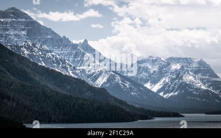 Wälder, See und große Bergkette, aufgenommen im Waterton National Park, Alberta, Kanada Stockfoto