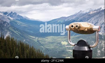 Blick auf das alpine Tal mit Turm-Betrachter im Vordergrund, aufgenommen am Sulphur Mountain Lookout, Banff National Park, Alberta, Kanada Stockfoto