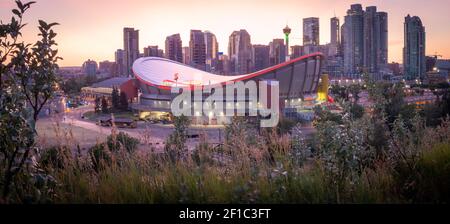 Farbenfroher Panoramablick auf die Innenstadt von Calgary bei Sonnenuntergang Stockfoto