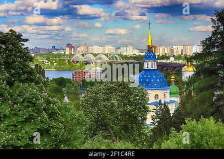 Blick auf das Kloster Wydubytschi und die Stadt Kiew im Frühling, Ukraine Stockfoto