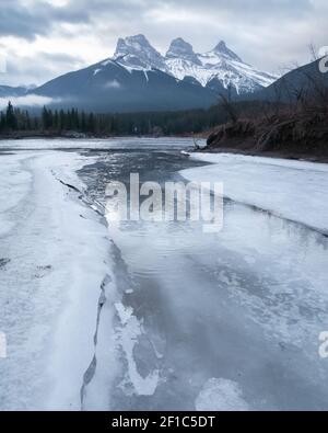 Winterlandschaft mit drei Gipfeln, Portrait aufgenommen am Three Sisters Mountain, Canmore, Alberta, Kanada Stockfoto