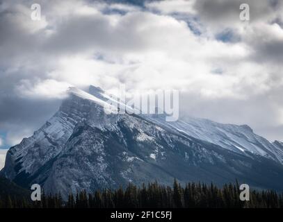 Schneebedeckter Berg (Mount Rundle), bedeckt von Wolken, Detailaufnahme von Vermilion Lakes, Banff National Park, Alberta, Kanada Stockfoto