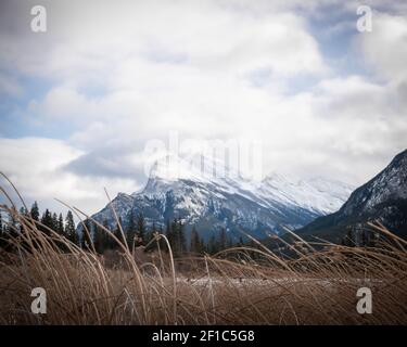 Schneebedeckter Berg (Mount Rundle), bedeckt von Wolken, aufgenommen in Vermilion Lakes, Banff National Park, Alberta, Kanada Stockfoto