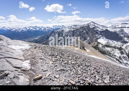 Berggipfel mit felsigen Vordergrund, aufgenommen auf Mt Yamnuska Gipfel, Canadian Rockies, Alberta, Kanada Stockfoto