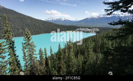 Wunderbarer alpiner Aussichtspunkt mit türkisfarbenem Gletschersee und schlossähnem Hotel am Ufer, aufgenommen am Lake Louise, Banff National Park, Kanada Stockfoto