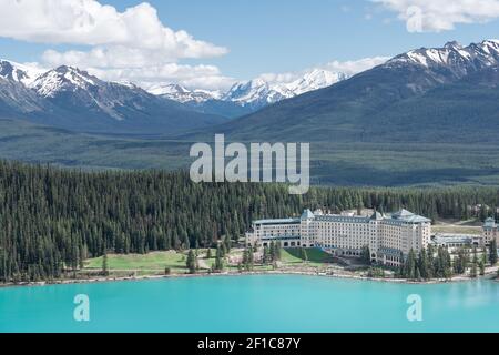 Wunderbares Bergpanorama mit türkisfarbenem Gletschersee und einem schlossähnlichen Hotel am Ufer, aufgenommen am Lake Louise, Banff National Park, Kanada Stockfoto