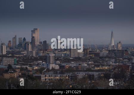 Blick von Hampstead Heath. Camden & Gospel Oak Wohnviertel (Vordergrund), City of London CBD (Horizont) mit Shard, 22 Bishopsgate, London, Großbritannien Stockfoto