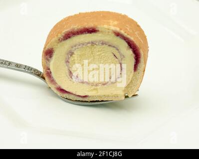Arctic Roll Food Stillleben vor einfachem Hintergrund, entzückendes Retro Dessert Stockfoto