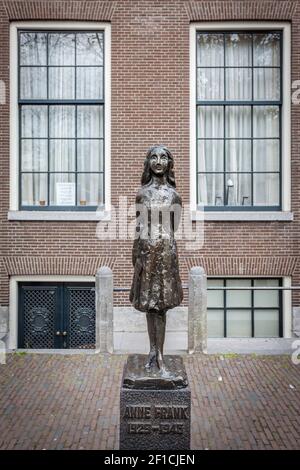 Statue der Anne Frank von Mari Andriessen vor dem Anne Frank Museum, Amsterdam, Niederlande Stockfoto