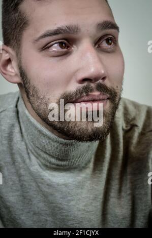 Porträt eines traurigen jungen bärtigen Mannes, der weint Stockfoto