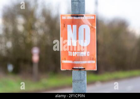 Lower Thames Crossing Road Development Protest Poster in Orsett, Essex, Großbritannien. Gegnerische Option C, die in der Nähe des Dorfes passieren soll Stockfoto